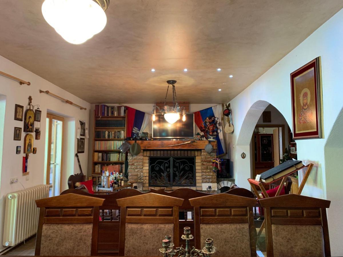 Domacinstvo Bakic Konuk evi Irig Dış mekan fotoğraf